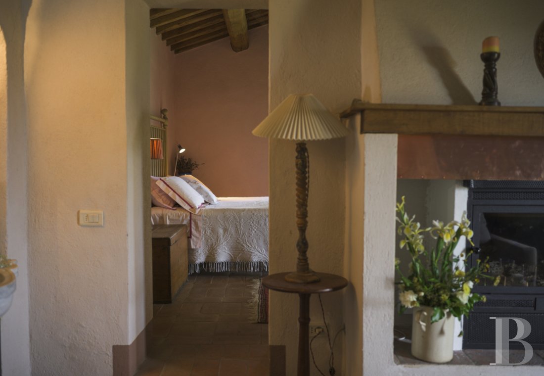 An old olive grove farmhouse restored to its former glory, overlooking the countryside in the Val d'Orcia in Tuscany - photo  n°23